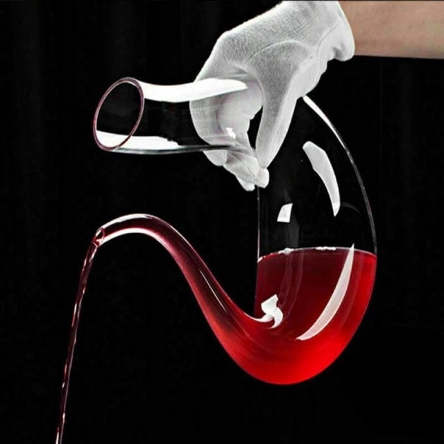 U-Shaped Wine Decanter For Luscious Wines